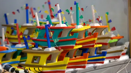 Brinquedos tradicionais feitos com a fibra da palmeira Miriti, Belém (© Ricardo Lima/Getty Images)