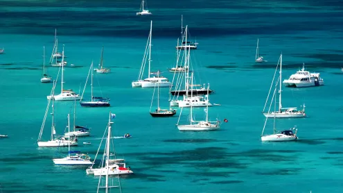 Bateaux dans la baie de Marigot, Terre-de-Haut, archipel des Saintes, Guadeloupe (© Tan Yilmaz/Getty Images)