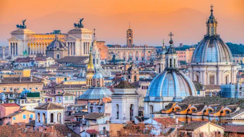 Vista su Piazza Venezia e il centro di Roma, Roma, Italia (© MasterLu/iStock/Getty Images Plus)