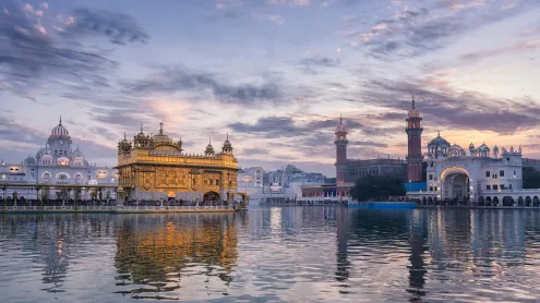 Golden Temple at dusk, Amritsar (© Vincent Boisvert, all right reserved/Getty Images)
