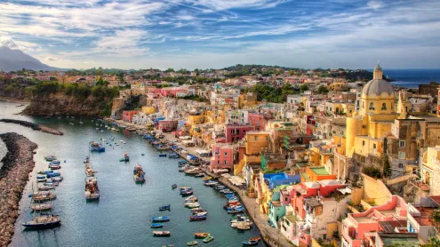 Isola di Procida, Golfo di Napoli, Campania, Italia (© RolfSt/iStock/Getty Images Plus)