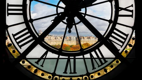 Vue de Paris à travers l'horloge géante du Musée d'Orsay, Paris (© Bruce Beck/Alamy Stock Photo)