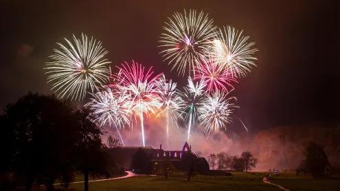 Fireworks at Bolton Priory, North Yorkshire on Guy Fawkes Night 2015 (© Thomas Holmes/Alamy Stock Photo)