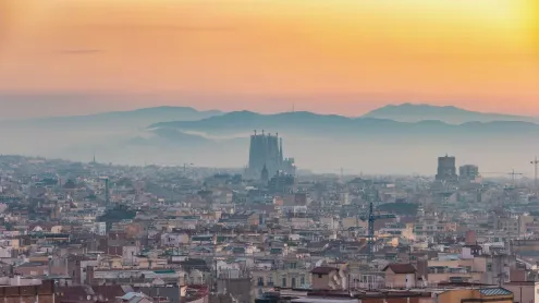 Amanecer en Barcelona, España (© Noppasin Wongchum/Alamy Stock Photo)