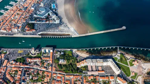 Les Sables-d'Olonne, la Tour d'Arundel, le casino, le fort Saint-Nicolas et le chenal menant au port (© Leroy Francis/Hemis/Alamy Stock Photo)