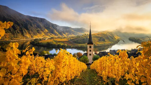 Kirchturm von Bremm an der Moselschleife, Rheinland-Pfalz (© Jan Wehnert/Shutterstock)