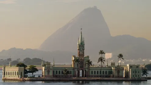 Palácio da Ilha Fiscal e Pão de Açúcar, Rio de Janeiro (© Rolf Richardson/Alamy Stock Photo)
