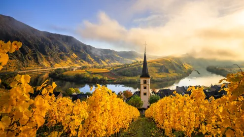 Kirchturm von Bremm an der Moselschleife, Rheinland-Pfalz (© Jan Wehnert/Shutterstock)