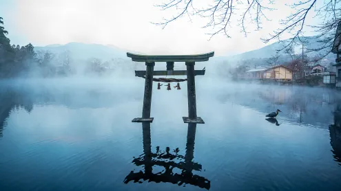 金鱗湖の鳥居, 大分県 由布市 (© T-Mizuguchi/Shutterstock)
