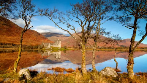 Kilchurn Castle reflected in Loch Awe, Argyll and Bute, Scotland (© Tom Mackie/plainpicture)