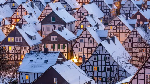 Verschneite Fachwerkhäuser in Freudenberg bei Siegen, Nordrhein-Westfalen (© Thorsten Frisch/Shutterstock)