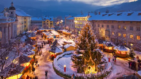 Mercatino di Natale, Bressanone, Provincia di Bolzano, Trentino-Alto Adige, Italia (© Olimpio Fantuz/Sime/eStock Photo)