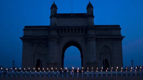 Indian Navy soldiers in front of the Gateway of India, Mumbai (© Danish Siddiqui/REUTERS)