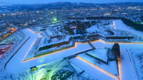 雪化粧の五稜郭, 北海道 函館 (© Hiro1775/Getty Images)