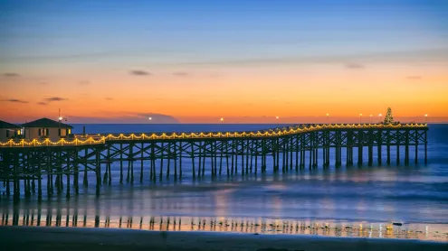 Christmas tree at Crystal Pier, Pacific Beach, San Diego, California (© SamAntonioPhotography/Getty Images)