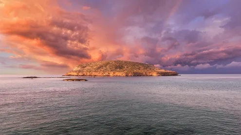 Cala Comte al atardecer, Ibiza, Islas Baleares, España (© Vicente Soler Marmaneu Vicenfoto/Alamy Stock Photo)