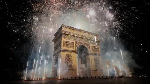 Arc de Triomphe sous les feux d’artifice, Paris (© Kiran Ridley/Getty Images)