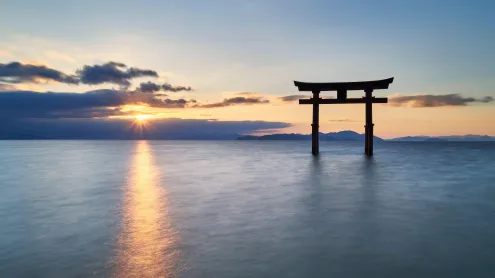 朝日と白髭神社の鳥居, 滋賀県 高島市 (© Cavan Images/Alamy Stock Photo)