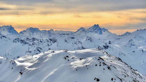 Montagne enneigée au coucher du soleil, Alpes françaises (© raeva/Getty Images)