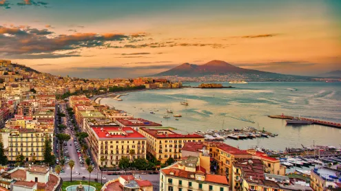 Blick über den Golf von Neapel auf den Vesuv, Italien (© ezypix/Getty Images)