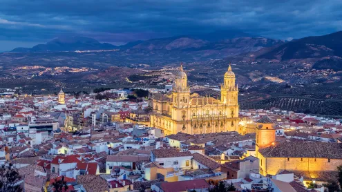 Jaén al anochecer, Andalucía, España (© bbsferrari/iStock/Getty Images)