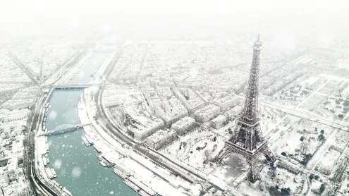 La tour Eiffel sous la neige, Paris (© Orbon Alija/Getty Images)