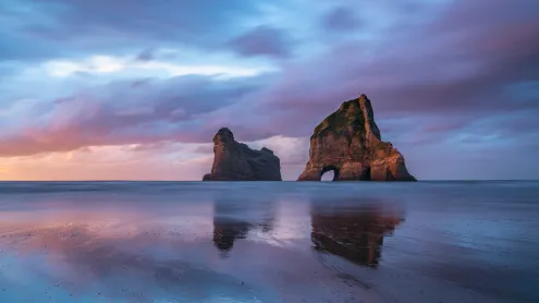 Archway Islands, Wharariki Beach, South Island, New Zealand (© Francesco Vaninetti/AWL/plainpicture)