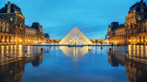 Pyramide du Louvre, Paris, France (© Andriy Kravchenko/Alamy Stock Photo)