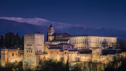 La Alhambra vista desde el Albaicín, Granada, Andalucía, España (© Antonio Violi/Alamy Stock Photo)
