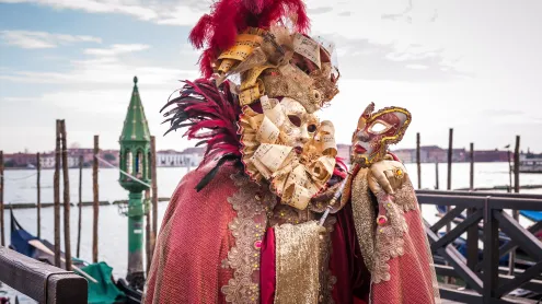 Maschera veneziana con gondole sul retro, Venezia, Veneto (© Chiara Cattaruzzi Photography/Moment/Getty Images)