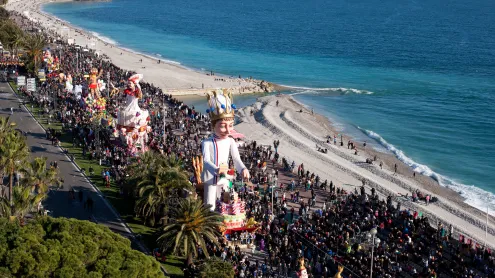 Défilé du Carnaval de Nice, le Roi sur la Promenade des Anglais (© aerial-photos.com/Alamy Stock Photo)