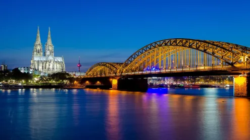 Hohenzollernbrücke mit dem Kölner Dom und dem Rhein bei Sonnenuntergang in Köln (© Prasit Rodphan/Alamy Stock Foto)