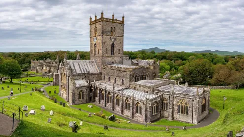 St Davids Cathedral, St Davids, Pembrokeshire, Wales (© Steve Taylor ARPS/Alamy Stock Photo)