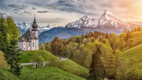 Wallfahrtskirche Maria Gern und Watzmannmassiv, Berchtesgadener Alpen, Bayern (© bluejayphoto/Getty Images)