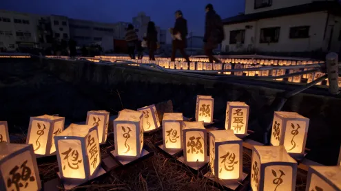 追悼イベントの灯籠, 宮城県 名取市 (© Kuni Takahashi/寄稿者/Getty Images)