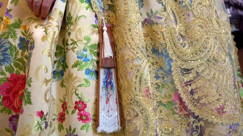 Traje típico de fallera en las Fallas de Valencia, España (© Miguel Sotomayor/Getty Images)
