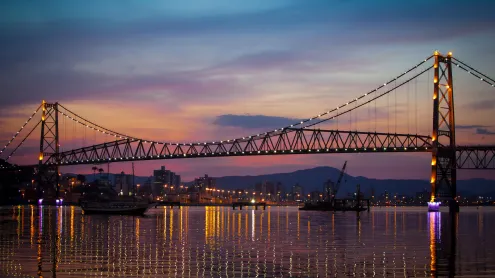 Ponte Hercílio Luz ao pôr do sol, Florianópolis, Brasil (© daniel_wiedemann/iStock/Getty Images Plus)