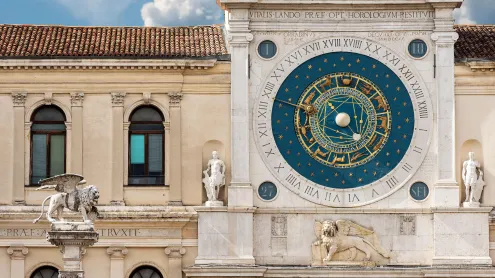 Torre dell'Orologio e statua in marmo del Leone alato di San Marco, Piazza dei Signori, Padova, Veneto (© Alberto Masnovo/Alamy Stock Photo)