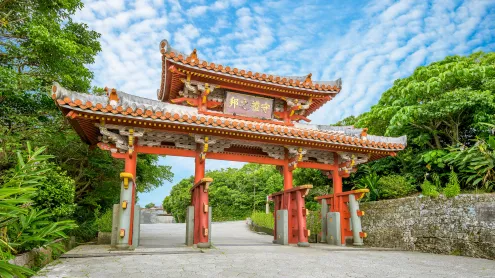 首里城の守礼門, 沖縄県 那覇市 (© Richie Chan/Shutterstock)