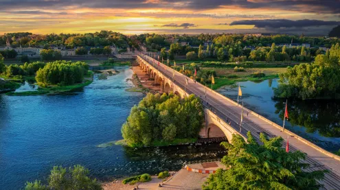Vue aérienne du pont Wilson sur la Loire au crépuscule, Tours (© Cristian Mircea Balate/Getty Images)