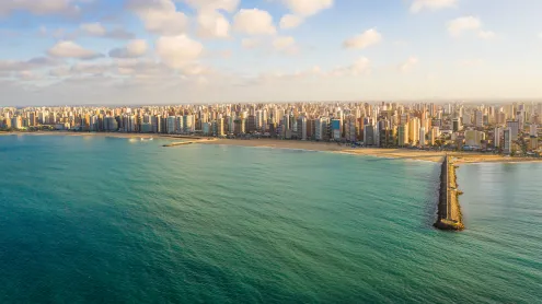 Vista aérea da Praia de Iracema, Fortaleza, Ceará, Brasil (© stocklapse/Getty Images)