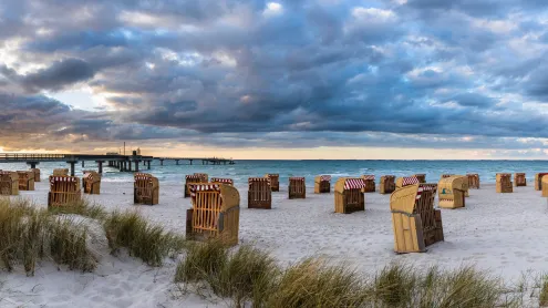 Strandkörbe vor der Seebrücke auf Steinwarder in Heiligenhafen, Schleswig-Holstein, Deutschland (© Frank Lukasseck/Huber/eStock Photo)