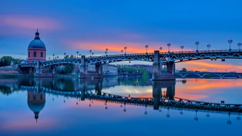 Pont sur la Garonne avec le Dôme de la Grave, Toulouse (© LOOK-foto/Image Professionals GmbH/Alamy Stock Photo)