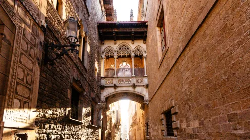 Pont del Bisbe, Barrio Gótico de Barcelona, España (© Alexander Spatari/Getty Images)