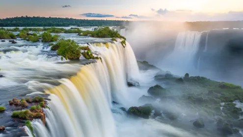 Cartaratas do Iguaçu vistas de Foz do Iguaçu, Paraná, Brasil (© Stockfoto)