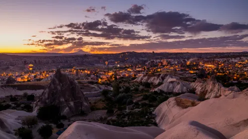 Hot air balloons over Göreme Historical National Park in Cappadocia, Türkiye (© Anton Petrus/Getty Images)