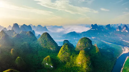 日出时分，美丽的喀斯特山脉鸟瞰图，中国桂林 (© zhaojiankang/Getty Images)
