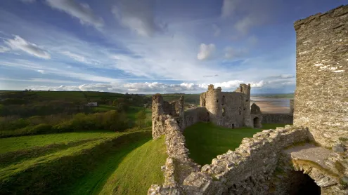 Llansteffan Castle, Carmarthenshire, Wales (© Roy Shakespeare/Loop Images Ltd/Alamy Stock Photo)