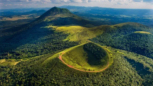 Volcan Puy du Pariou, Auvergne (© Frantisek ZVARDON/Onlyfrance.fr/Alamy Stock Photo)
